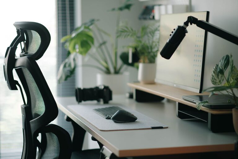 Tipy pro uspořádání pracovního stolu pro lepší soustředění a pohodlí